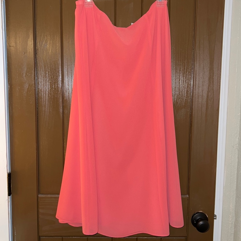 Melon colored fully lined skirt . Do comfy and dressy. Wrinkle free!! No fuss